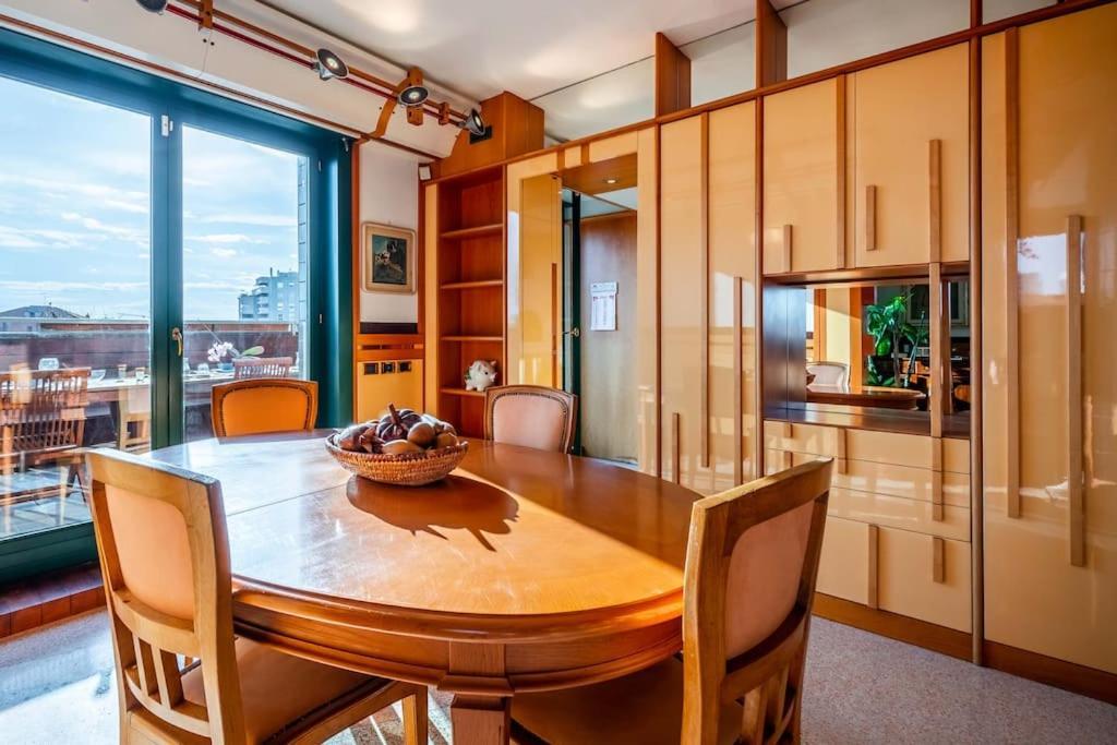 Luxury Penthouse - Sauna, Garage, Office, Terrace Appartamento Milano