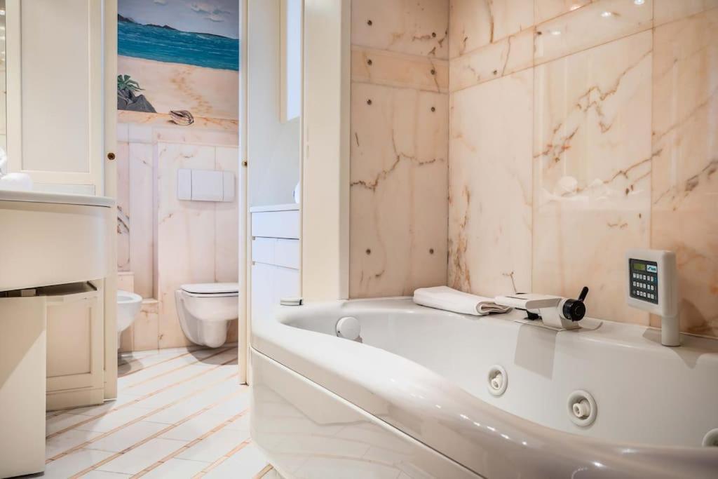 Luxury Penthouse - Sauna, Garage, Office, Terrace Appartamento Milano